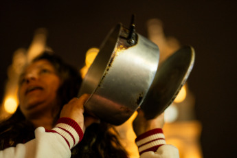 Buenos Aires, Argentina.- En las fotos tomadas el 20 de diciembre del 2023, cacerolazos y bocinazos se registraron la noche de este miércoles en diversos puntos de la ciudad de Buenos Aires y el Conurbano bonaerense en rechazo del anuncio del presidente Javier Milei del Decreto de Necesidad de Urgencia (DNU) de desregulación económica, unas 300 medidas para desregular la economía y el sector público. “¡Afuera Milei!”, se escuchó en las calles de la capital de Argentina.