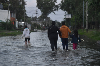 Buenos Aires, Argentina.- The photos taken on December 19, 2023, show the streets flooded by the historic flooding of the Río de la Plata in several locations in Buenos Aires. The strong flooding of the waters of the Río de la Plata aggravated the material situation of hundreds of people, who, added to the intense storm last weekend, had to seek refuge or receive assistance, while emergency operations were carried out in the most affected municipalities. of the suburbs, such as Quilmes and Ensenada.