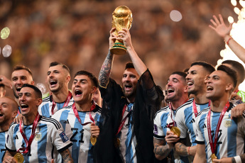 (File) Qatar.- The Argentine National Team competed in the 2022 Qatar World Cup for the third time in its history, on December 18, 2022 at the Lusail Stadium, in Qatar. Argentina and France offered a dramatic final, which was decided by penalties (4-2) after tying 2-2 in regular time and remaining 3-3 at the end of the added period.