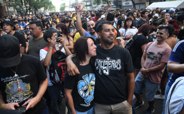 Buenos Aires.- En la foto tomada el 30 de diciembre de 2023, la organización No Nos Cuenten Cromañón llevo adelante un evento en homenaje a víctimas y sobrevivientes de la tragedia de Cromañon en el Obelisco de Buenos Aires. La tragedia de Cromañon fue un incendio producido la noche del 30 de diciembre de 2004 en ‘República Cromañón’, establecimiento ubicado en el barrio de Once de la ciudad de Buenos Aires en Argentina, en el marco de un recital de la banda de rock Callejeros. Este incendio provocó la peor tragedia mundial en la historia de la música de rock y una de las mayores tragedias no naturales en Argentina dejando un saldo de 194 muertos y al menos 1432 heridos.