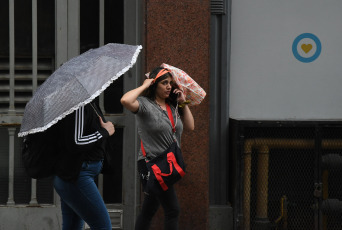 Buenos Aires, Argentina.- In the photos taken on December 6, 2023, they show the streets of Buenos Aires during a rainy day. The year 2023 is on track to be the warmest ever recorded globally. In Argentina, it is expected that this summer there will be more recurrent rains and cloudy days due to El Niño, which will last until April 2024.