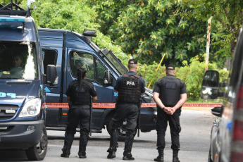 Buenos Aires, Argentina.- En las fotos tomadas el 25 de diciembre del 2023, muestra el lugar donde ocurrió un robo y tiroteo en una casa del barrio porteño de Villa Pueyrredón. Un policía y un delincuente resultaron heridos este lunes por la madrugada, en un intento de robo a una casa ocurrido durante los festejos de Nochebuena. Todos los sospechosos fueron detenidos.