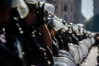 Buenos Aires, Argentina.- En las fotos tomadas el 20 de diciembre del 2023, los movimientos populares y organizaciones sociales de Unidad Piquetera (UP) en la Plaza de Mayo participaron de una jornada "contra el ajuste económico" del gobierno de Javier Milei. La ministra de Seguridad, Patricia Bullrich, informó al finalizar la jornada que tan solo un policía resultó herido en las protestas que congregaron a 3.000 personas. Dos hombres fueron detenidos.