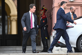 Buenos Aires, Argentina.- En las fotos tomadas el 14 de diciembre del 2023, el Jefe de Gabinete Nicolás Posse (izquierda), tras la reunión de gabinete encabezada por el presidente Javier Milei en la Casa de Gobierno, la cuarta que preside desde que asumió el domingo. Mientras el ministro de Economía, Luis Caputo, anunció el paquete de medidas económicas y dio definiciones sobre Ganancias, jubilaciones, inflación, FMI y tarifas.