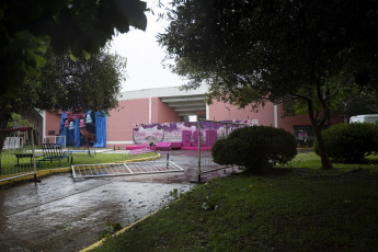 Buenos Aires, Argentina.- En las fotos tomadas el 19 de diciembre del 2023, el Gobierno de la ciudad de Buenos Aires mantiene un operativo para atender los más de 5.000 reportes de árboles caídos o por caer, cables cortados o colgando, carteles rotos y otras consecuencias del temporal que afectó la región del Área Metropolitana de Buenos Aires (AMBA), se informó oficialmente. El Gobierno de la provincia de Buenos Aires declaró este lunes el estado de emergencia y duelo para las próximas 72 horas en su territorio a causa del temporal sufrido este fin de semana que dejó al menos 14 muertos y numerosos destrozos.