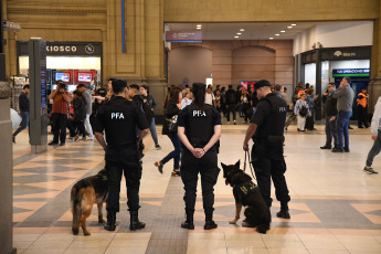 Buenos Aires, Argentina.- En las fotos tomadas el 20 de diciembre del 2023, miembros de las Fuerzas de Seguridad son desplegados en las calles de Buenos Aires en el marco de la jornada en la que está prevista una movilización desde el Congreso hacia la Plaza de Mayo. Unidad Piquetera, Polo Obrero y varios movimientos de izquierda y organizaciones sindicales realizan este miércoles la primera movilización contra el Gobierno del presidente de Argentina, Javier Milei, en rechazo a las medidas económicas anunciadas por el ministro de Economía, Luis Caputo, y al protocolo antipiquetes informado por la ministra de Seguridad, Patricia Bullrich.