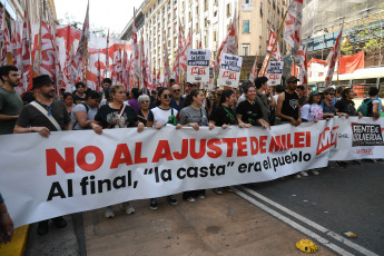 Buenos Aires, Argentina.- En las fotos tomadas el 20 de diciembre del 2023, los movimientos populares y organizaciones sociales de Unidad Piquetera (UP) en la Plaza de Mayo participaron de una jornada "contra el ajuste económico" del gobierno de Javier Milei. La ministra de Seguridad, Patricia Bullrich, informó al finalizar la jornada que tan solo un policía resultó herido en las protestas que congregaron a 3.000 personas. Dos hombres fueron detenidos.