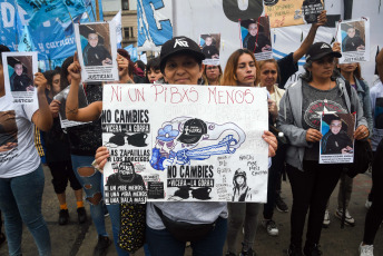 Buenos Aires, Argentina.- En las fotos tomadas el 5 de diciembre del 2023, miles de manifestantes agrupados en distintas organizaciones políticas y sociales participaron de la 7ma "marcha de la gorra" bajo la consigna "Nunca Más violencia ni represión" en la Ciudad de Buenos Aires. El encuentro anual, denuncia el abuso y la represión policial contra jóvenes de sectores populares.