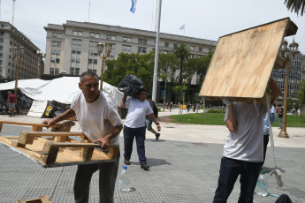 Buenos Aires, Argentina.- In the photos taken on December 28, 2023, representatives of indigenous peoples who had been camping for more than 3 years in the Plaza de Mayo, in front of the Casa Rosada, agreed to remove the tents that they had set up on site, after a meeting with the Minister of Security, Patricia Bullrich, was confirmed.