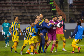 Salta, Argentina.- In the photos taken on December 3, 2023, during the match between Rosario Central and Racing Club at the Padre Ernesto Martearena Stadium. Rosario Central won 7-6 against Racing Club on penalties, after a 2-2 draw in regular time, and qualified for the semifinals of the League Cup tournament, where they will face River Plate.