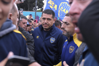 Buenos Aires, Argentina.- In the photos taken on December 3, 2023, the current second vice president, presidential candidate and "xeneize" idol, Juan Román Riquelme, led a demonstration of Boca fans and partners to protest the judicial decision to suspend the elections to elect the board of directors of the xeneize club, which still do not have a date for completion.