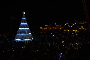 Bariloche, Argentina.- In the photos taken on December 10, 2023, they show the popular celebrations with the lighting of the Christmas trees in Bariloche. This Friday (8th) the traditional Christmas pine tree was illuminated in the iconic Civic Center and in this way the end of the year tourism promotion event was officially inaugurated.