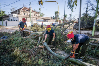 Bahía Blanca: In the photo taken on December 17, 2023, the damage caused by the storm. The heavy storm, with rain and winds reaching more than 140 km/h, left 13 fatalities and at least 14 people seriously injured. Several roofs were blown off and trees fell.