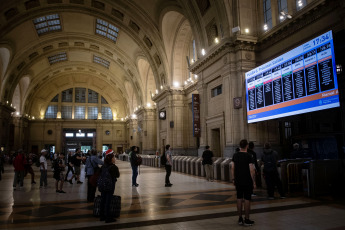 Buenos Aires, Argentina.- En las fotos tomadas el 18 de diciembre del 2023, el fuerte temporal que se abatió sobre la ciudad de Buenos Aires y sus alrededores también provocó consecuencias en los servicios de los trenes urbanos de pasajeros, con interrupciones, cancelaciones y demoras en diferentes ramales, según informó la empresa estatal Trenes Argentinos.