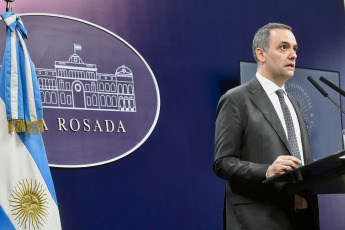 Buenos Aires, Argentina.- En las fotos tomadas el 26 de diciembre del 2023, el vocero presidencial Manuel Adorni brinda una conferencia de prensa en Buenos Aires, Argentina. La jornada de este martes, no solo se enfoca en la reactivación de las actividades gubernamentales, sino que también destaca por la publicación en el Boletín Oficial de un decreto que pone en revisión cerca de 7.000 contratos de empleados públicos firmados durante 2023. La norma, además de no renovar los contratos iniciados en 2023, abre un período de evaluación de 90 días para el resto de los contratados.