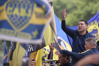 Buenos Aires, Argentina.- In the photos taken on December 3, 2023, the current second vice president, presidential candidate and "xeneize" idol, Juan Román Riquelme, led a demonstration of Boca fans and partners to protest the judicial decision to suspend the elections to elect the board of directors of the xeneize club, which still do not have a date for completion.