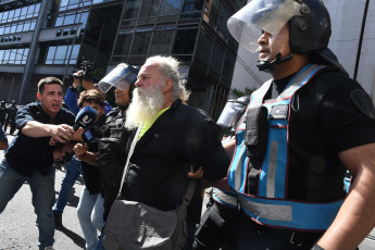 Buenos Aires, Argentina.- En las fotos tomadas el 20 de diciembre del 2023, los movimientos populares y organizaciones sociales de Unidad Piquetera (UP) en la Plaza de Mayo participaron de una jornada "contra el ajuste económico" del gobierno de Javier Milei. La ministra de Seguridad, Patricia Bullrich, informó al finalizar la jornada que tan solo un policía resultó herido en las protestas que congregaron a 3.000 personas. Dos hombres fueron detenidos.