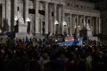 Buenos Aires, Argentina.- En las fotos tomadas el 20 de diciembre del 2023, cacerolazos y bocinazos se registraron la noche de este miércoles en diversos puntos de la ciudad de Buenos Aires y el Conurbano bonaerense en rechazo del anuncio del presidente Javier Milei del Decreto de Necesidad de Urgencia (DNU) de desregulación económica, unas 300 medidas para desregular la economía y el sector público. “¡Afuera Milei!”, se escuchó en las calles de la capital de Argentina.