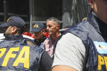 Buenos Aires, Argentina.- En las fotos tomadas el 12 de diciembre del 2023, policías capturaron a Gastón Mercanzini, el hombre señalado de haberle arrojado una botella al presidente Javier Milei durante el acto de asunción que pasó a centímetros de su cara y le terminó pegando a un custodio. Mercanzini, podrá ser acusado de los delitos de intimidación pública o atentado contra la autoridad, además de las lesiones leves sufridas por el policía que era parte de la custodia presidencial y sufrió un corte.