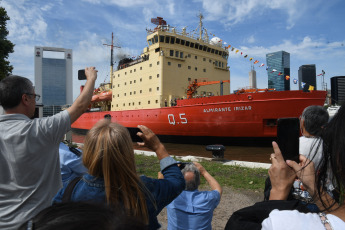 Buenos Aires, Argentina.- En las fotos tomadas el 28 de diciembre del 2023, una dotación de 313 personas, entre personal científico, militar y logístico, partió desde el puerto de Ciudad de Buenos Aires hacia la Antártida Argentina en el Rompehielos ARA Almirante Irizar (RHAI) para comenzar la Campaña Antártica de Verano (CAV) 2023-2024, en la que realizarán actividades científicas y tareas logísticas de recambio de personal y abastecimiento de las bases argentinas hasta abril.