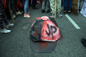 Buenos Aires, Argentina.- En las fotos tomadas el 5 de diciembre del 2023, miles de manifestantes agrupados en distintas organizaciones políticas y sociales participaron de la 7ma "marcha de la gorra" bajo la consigna "Nunca Más violencia ni represión" en la Ciudad de Buenos Aires. El encuentro anual, denuncia el abuso y la represión policial contra jóvenes de sectores populares.