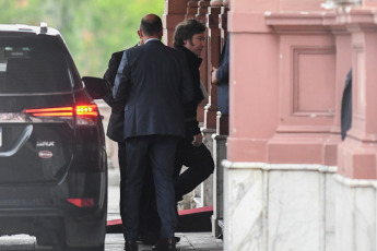 Buenos Aires, Argentina.- En las fotos tomadas el 14 de diciembre del 2023, el presidente Javier Milei (centro) encabezó en la Casa de Gobierno una reunión de Gabinete nacional, la cuarta que preside desde que asumió el domingo. Mientras el ministro de Economía, Luis Caputo, anunció el paquete de medidas económicas y dio definiciones sobre Ganancias, jubilaciones, inflación, FMI y tarifas.