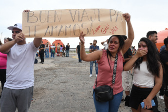 Buenos Aires, Argentina.- En las fotos tomadas el 28 de diciembre del 2023, una dotación de 313 personas, entre personal científico, militar y logístico, partió desde el puerto de Ciudad de Buenos Aires hacia la Antártida Argentina en el Rompehielos ARA Almirante Irizar (RHAI) para comenzar la Campaña Antártica de Verano (CAV) 2023-2024, en la que realizarán actividades científicas y tareas logísticas de recambio de personal y abastecimiento de las bases argentinas hasta abril.