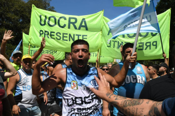 Buenos Aires, Argentina.- En las fotos tomadas el 27 de diciembre del 2023, la CGT, las dos CTA, la Unidad Piquetera, la Unión de Trabajadores y Trabajadoras de la Economía Popular (UTEP), la Corriente Clasista y Combativa, y partidos de izquierda, entre otras organizaciones sociales, políticas y gremiales, se concentraron frente al Palacio de Tribunales, en el centro porteño, para rechazar el decreto de necesidad y urgencia (DNU) 70/2023 que desregula la economía y deroga múltiples leyes, algunas de ellas laborales, y acompañar una presentación judicial que se realizará contra esa medida.