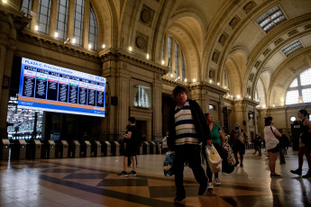 Buenos Aires, Argentina.- In the photos taken on December 18, 2023, the strong storm that hit the city of Buenos Aires and its surroundings also caused consequences in the services of urban passenger trains, with interruptions, cancellations and delays in different branches, according to the state company Trenes Argentinos.