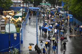 Buenos Aires.- Las elecciones en Boca Juniors comenzaron pasadas las 9.30, con una pequeña demora por los efectos del temporal que azotó a la ciudad de Buenos Aires durante la madrugada, y los más de 94.000 socios habilitados para votar elegirán hasta las 18.00 entre dos opciones: Juan Román Riquelme, uno de los máximos ídolos "xeneizes", y Andrés Ibarra, compañero de fórmula de Mauricio Macri.