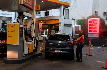 Buenos Aires, Argentina.- In the photos taken on December 15, 2023, we see a Shell oil service station, the brand managed by Raizen in Argentina, which increased by 37% over the price of its fuels in more years of 600 stations that operate in the country, which anticipated a movement in the surtidores of all the already employed in the minority segment.