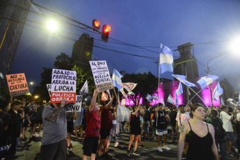 Santa Fe, Argentina.- En las fotos tomadas el 28 de diciembre del 2023, argentinos se toman las calles en contra de las reformas económicas del presidente Javier Milei. Los decretos de necesidad y urgencia (DNU) son mecanismos excepcionales que permiten al Ejecutivo dictar o modificar leyes para hacer frente a algún asunto urgente que no pueda esperar al debate en el Congreso.