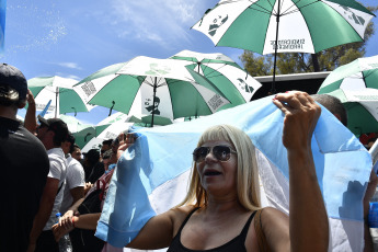 Buenos Aires, Argentina.- En las fotos tomadas el 27 de diciembre del 2023, la CGT, las dos CTA, la Unidad Piquetera, la Unión de Trabajadores y Trabajadoras de la Economía Popular (UTEP), la Corriente Clasista y Combativa, y partidos de izquierda, entre otras organizaciones sociales, políticas y gremiales, se concentraron frente al Palacio de Tribunales, en el centro porteño, para rechazar el decreto de necesidad y urgencia (DNU) 70/2023 que desregula la economía y deroga múltiples leyes, algunas de ellas laborales, y acompañar una presentación judicial que se realizará contra esa medida.