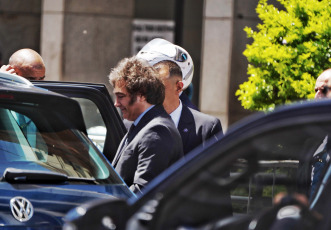 Buenos Aires.- Foto tomada el 10 de diciembre de 2023, El presidente electo, Javier Milei sale del hotel Libertador hacia el Congreso