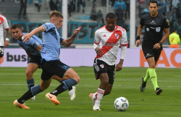 Córdoba, Argentina.- En las fotos tomadas el 3 de diciembre del 2023, durante el partido entre River Plate y Belgrano en el estadio Mario Alberto Kempes en un encuentro por los cuartos de final de la Copa de la Liga Profesional. River Plate venció 2-1 a Belgrano en la última jugada y avanzó a las semifinales de la Copa de la Liga. Facundo Colidio le dio la clasificación al Millonario con un gol a los 94 minutos. El último campeón del fútbol argentino espera por Rosario Central en la siguiente instancia.