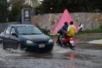 Buenos Aires, Argentina.- En las fotos tomadas el 19 de diciembre del 2023, muestra las calles inundadas por la histórica crecida del Río de la Plata en varias localidades de Buenos Aires. La fuerte crecida de las aguas del Río de la Plata, agravó la situación material de cientos de personas, que sumado al intenso temporal del pasado fin de semana, debieron buscar refugio o recibir asistencia, mientras se realizan operativos de emergencia en los municipios más afectados del conurbano, como Quilmes y Ensenada.