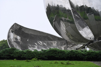 Buenos Aires, Argentina.- En las fotos tomadas el 17 de diciembre del 2023, muestra la "floralis genérica", con uno de sus pétalos quebrado, tras el temporal que golpeó Buenos Aires. Desde su colocación en 2002, en la Plaza de las Naciones Unidas, la flor de Recoleta se volvió rápidamente un ícono de la Ciudad de Buenos Aires y un atractivo turístico más. La escultura ya había sido afectada y restaurada por una tormenta anterior.