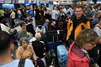 Buenos Aires, Argentina.- En las fotos tomadas el 17 de diciembre del 2023, el aeroparque metropolitano Jorge Newbery volvió a operar luego de haber estado cerrado a raíz de las consecuencias provocadas por el temporal en la ciudad de Buenos Aires y sus alrededores. Decenas de vuelos fueron cancelados y demorados tanto en el Aeropuerto internacional de Ezeiza como en el Aeroparque Metropolitano Jorge Newbery.