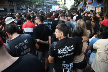 Buenos Aires.- En la foto tomada el 30 de diciembre de 2023, la organización No Nos Cuenten Cromañón llevo adelante un evento en homenaje a víctimas y sobrevivientes de la tragedia de Cromañon en el Obelisco de Buenos Aires. La tragedia de Cromañon fue un incendio producido la noche del 30 de diciembre de 2004 en ‘República Cromañón’, establecimiento ubicado en el barrio de Once de la ciudad de Buenos Aires en Argentina, en el marco de un recital de la banda de rock Callejeros. Este incendio provocó la peor tragedia mundial en la historia de la música de rock y una de las mayores tragedias no naturales en Argentina dejando un saldo de 194 muertos y al menos 1432 heridos.