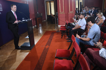 Buenos Aires, Argentina.- En las fotos tomadas el 14 de diciembre del 2023, el vocero presidencial, Manuel Adorni, brindó una conferencia de prensa desde la Casa Rosada. Adorni, justificó el cambio de postura que tuvo el presidente Javier Milei con respecto a la suba en el piso de Ganancias, asegurando que es una situación de urgencia que atraviesa el país e indicó que la restauración será solo por un “cortísimo plazo”.