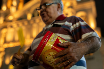 Buenos Aires, Argentina.- En las fotos tomadas el 20 de diciembre del 2023, cacerolazos y bocinazos se registraron la noche de este miércoles en diversos puntos de la ciudad de Buenos Aires y el Conurbano bonaerense en rechazo del anuncio del presidente Javier Milei del Decreto de Necesidad de Urgencia (DNU) de desregulación económica, unas 300 medidas para desregular la economía y el sector público. “¡Afuera Milei!”, se escuchó en las calles de la capital de Argentina.