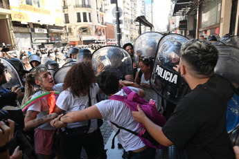 Buenos Aires, Argentina.- In the photos taken on December 27, 2023, protesters continue in tension with the police, in the midst of the protests against Milei's DNU in Buenos Aires. Six people - four men and two women - were arrested by the City Police in downtown Buenos Aires for an attack and resistance to authority during the deconcentration of the march carried out by the CGT and Social Organizations in front of the Court Palace, police sources said.