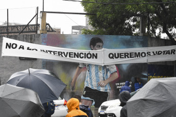 Buenos Aires - Elections at Boca Juniors began after 9:30 a.m., with a slight delay due to the effects of the storm that hit the city of Buenos Aires during the early hours of the morning, and the more than 94,000 members entitled to vote will choose between two options until 6:00 p.m.: Juan Román Riquelme, one of the most famous "xeneizes" idols, and Andrés Ibarra, Mauricio Macri's running mate.