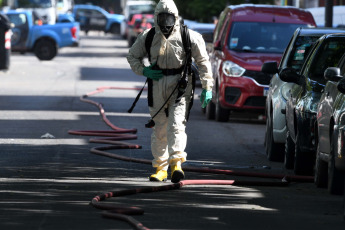 Buenos Aires, Argentina.- In the photos taken on December 4, 2023, about 90 workers were affected by an ammonia leak in a refrigerator in the Buenos Aires neighborhood of Barracas. The incident led to the evacuation of about 300 people and required the medical attention of at least 90 workers, of whom 17 were transferred to nearby hospitals, SAME and police sources reported.