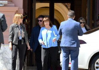 Buenos Aires, Argentina.- En las fotos tomadas el 11 de diciembre del 2023, la ministra de Seguridad, Patricia Bullrich (centro), se retira de Casa Rosada luego de la primera reunión de gabinete. El presidente Javier Milei encabezó su primera reunión de gabinete en Casa Rosada. Milei, redujo a nueve las carteras con las que gobernará en este período, lo que contrasta con otras cifras que tienen Brasil (37) o Venezuela (33).