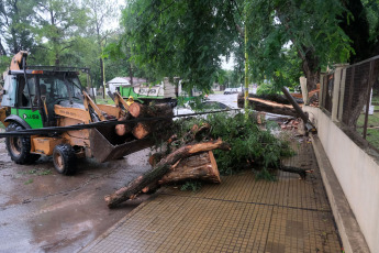 Corrientes, Argentina.- In the photos taken on December 29, 2023, a strong wind and rain storm in Corrientes caused significant material damage in several locations, with the fall of light poles, trees, walls, blowing up of roofs and cuts in the electrical energy service, reported the Civil Defense Directorate of the province. The National Meteorological Service (SMN) activated several weather alerts in Entre Ríos, Santa Fe, Córdoba, Corrientes, Misiones, Chaco, Formosa, Salta, Jujuy, Tucumán, Santiago del Estero, Catamarca and La Rioja due to intense rains, with a certain probability of let hail fall.