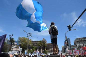 Buenos Aires, Argentina.- En las fotos tomadas el 27 de diciembre del 2023, la CGT, las dos CTA, la Unidad Piquetera, la Unión de Trabajadores y Trabajadoras de la Economía Popular (UTEP), la Corriente Clasista y Combativa, y partidos de izquierda, entre otras organizaciones sociales, políticas y gremiales, se concentraron frente al Palacio de Tribunales, en el centro porteño, para rechazar el decreto de necesidad y urgencia (DNU) 70/2023 que desregula la economía y deroga múltiples leyes, algunas de ellas laborales, y acompañar una presentación judicial que se realizará contra esa medida.