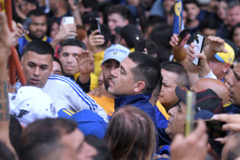 Buenos Aires, Argentina.- In the photos taken on December 3, 2023, the current second vice president, presidential candidate and "xeneize" idol, Juan Román Riquelme, led a demonstration of Boca fans and partners to protest the judicial decision to suspend the elections to elect the board of directors of the xeneize club, which still do not have a date for completion.