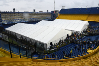 Buenos Aires.- Las elecciones en Boca Juniors comenzaron pasadas las 9.30, con una pequeña demora por los efectos del temporal que azotó a la ciudad de Buenos Aires durante la madrugada, y los más de 94.000 socios habilitados para votar elegirán hasta las 18.00 entre dos opciones: Juan Román Riquelme, uno de los máximos ídolos "xeneizes", y Andrés Ibarra, compañero de fórmula de Mauricio Macri.