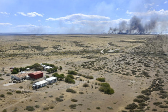 Chubut, Argentina.- En las fotos tomadas el 12 de diciembre del 2023, muestra el incendio forestal que afectó la zona rural de Puerto Lobos en Chubut. Según informó la secretaria de Vinculación Ciudadana de la Provincia, el incendió logró "controlarse", mientras cuerpos de bomberos continuaba trabajando en el lugar en carácter preventivo por el cambio del viento.